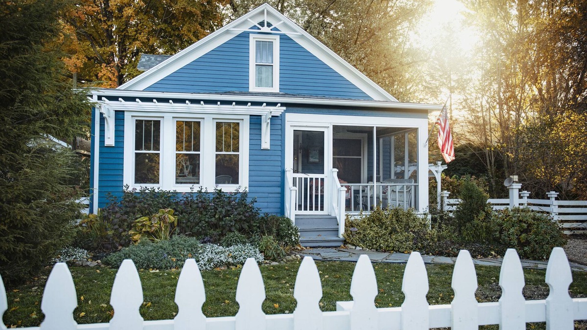 Lakeside Cottage | 5 BR Cottage a Short Walk to Pier Street Beach Access.