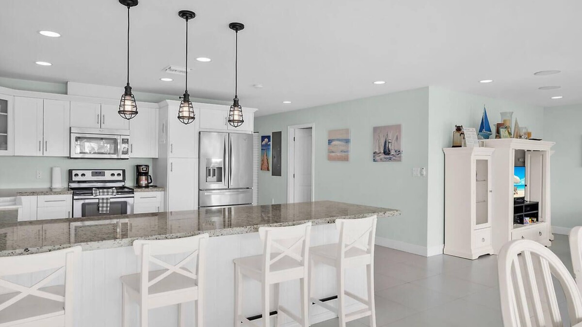 Key Colony Beach House | 5 BR House in charming Key Colony Beach with Pool & 50ft Dock