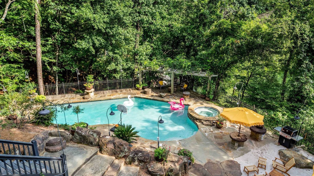 Northport House | 5 BR - Lake Tuscaloosa - 9 acres w/pool