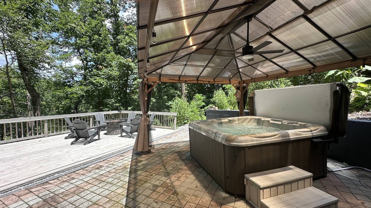 Lookout Valley Neighborhood Association Cabin | 5 BR Log Cabin - Hot Tub - Pond Fishing - 2 Acres-Covered Deck - Firepit - Chattanooga -Pets Welcome