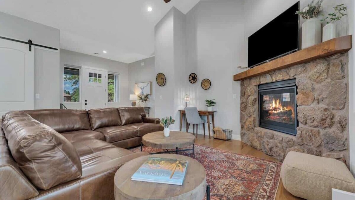 Williams House | 5-BR Mountain Home by Golf Course + Studio