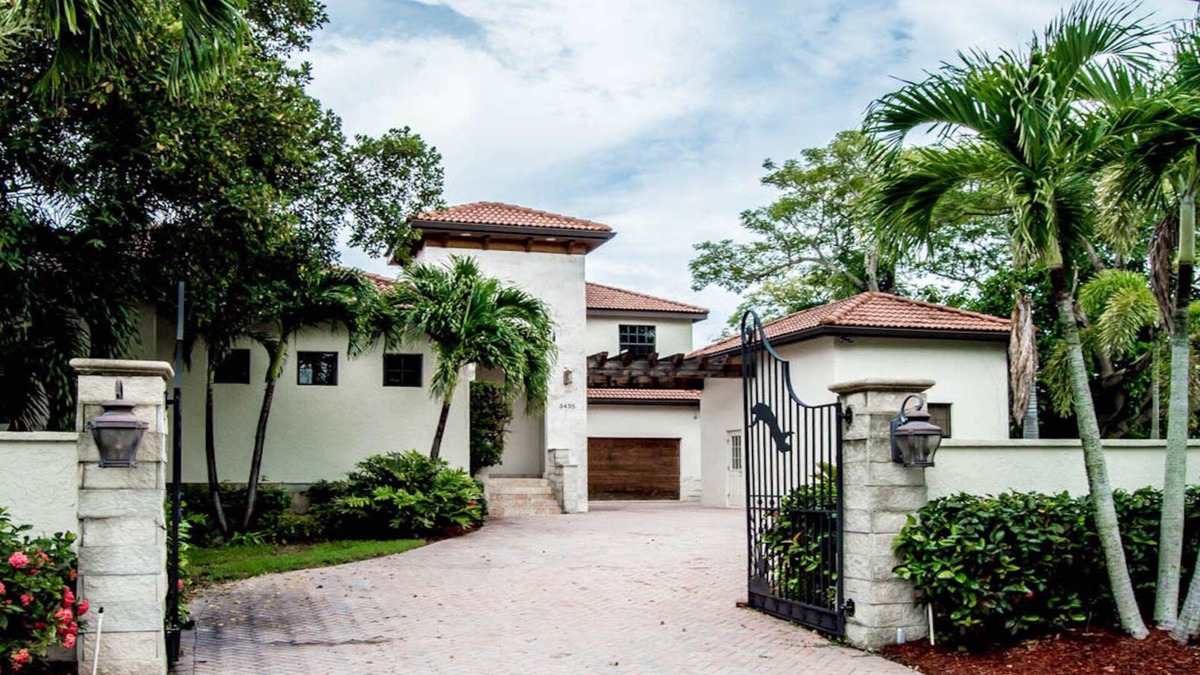 Bay Isle House | 5 BR SIESTA KEY SPA GETAWAY WITH GOLF SIMULATOR, TURFED YARD, AND MANCAVE.
