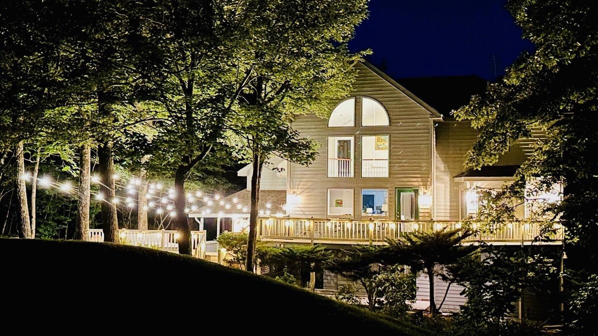 Chestnut Springs House | 5 BR, Sleeps 14, Hot Tub, EV Charger, Golf Course Views