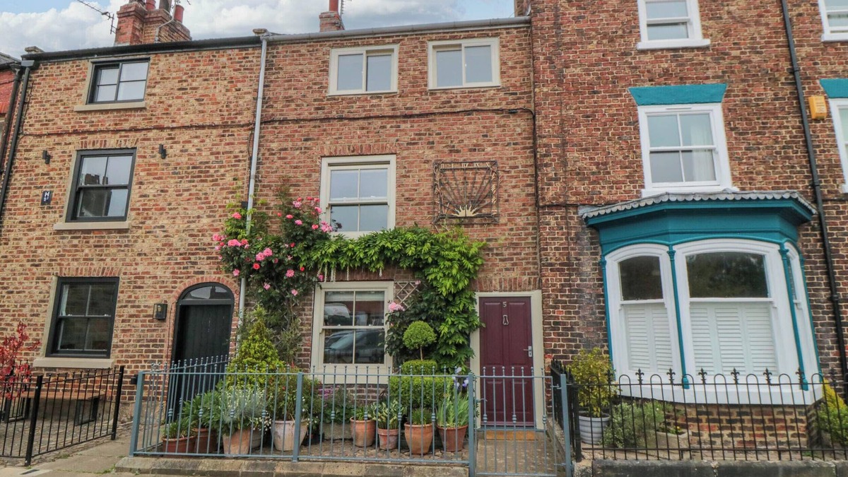 Stokesley Cottage | 5 COLLEGE SQUARE, pet friendly in Stokesley