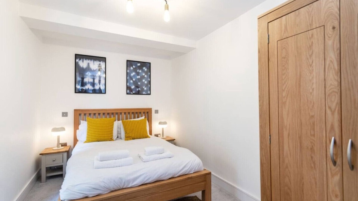 Swindon Apartment | 5 Com Road Apartments - Long Stay Disc - Sleeps 2