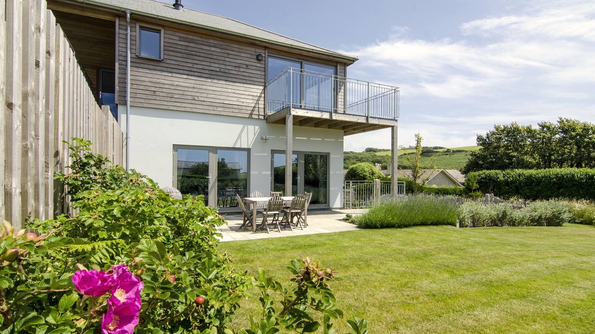 Bantham House | 5* cosy, dog-friendly holiday cottage with exceptional views of nearby beach