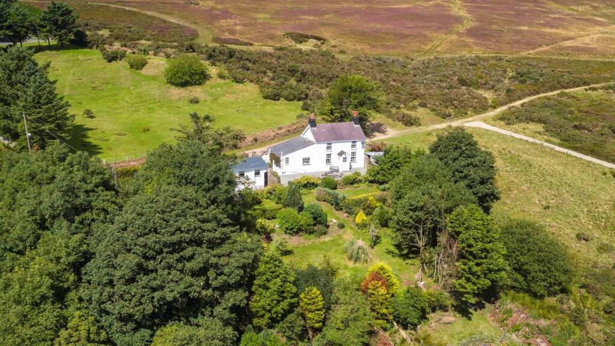 Llithfaen Cottage | 5* Cottage. Stunning mountain & sea views. Large games room