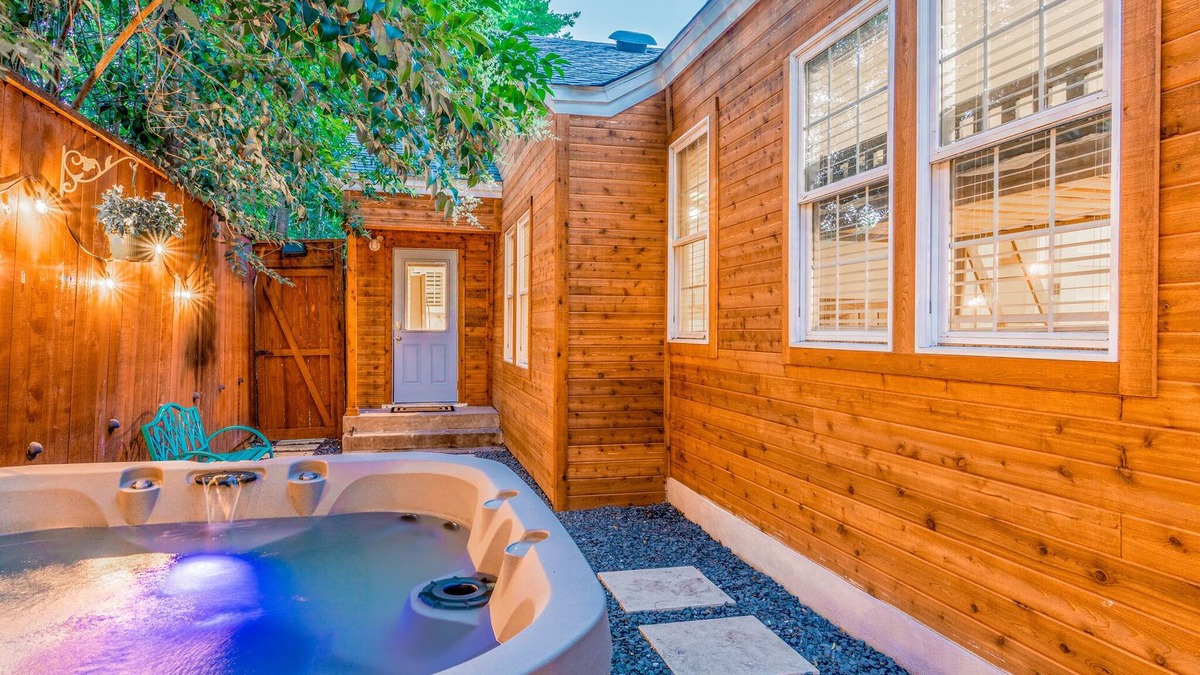 Hancock House | 5 ★ Downtown Group Bungalow - Near UT★
