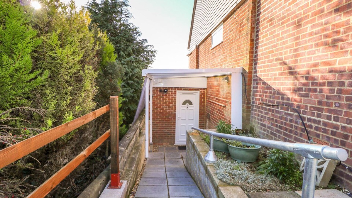 Lancing Cottage | 5 FIRLE ROAD ANNEXE, with a garden in Lancing