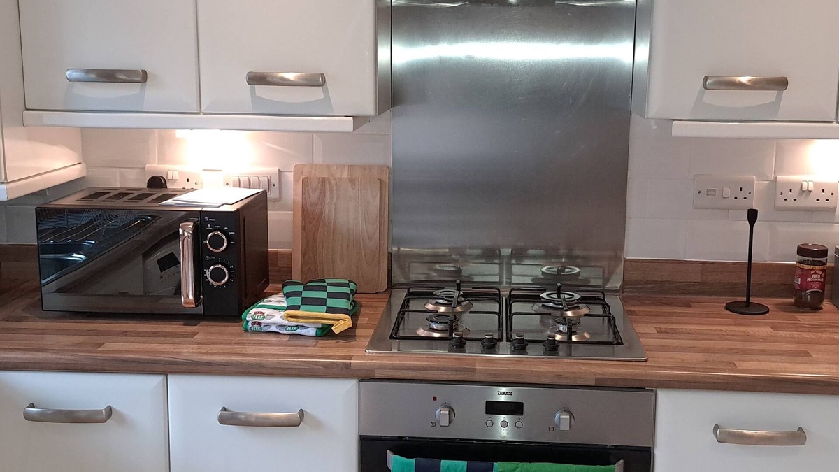 Salford House | 5* home in a quiet location with free parking. Easy access to amenities.