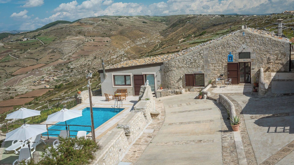 Ragusa House | 5 independent apartments with swimming pool and panoramic views 5 minutes from the center