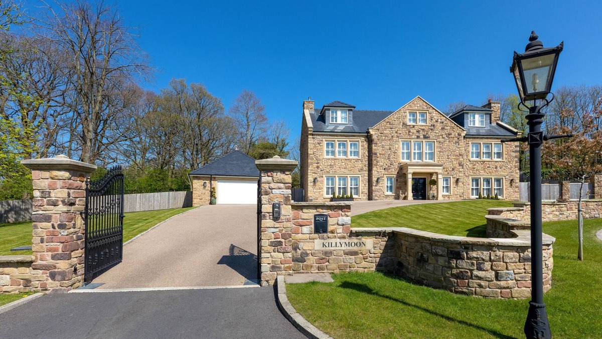 Whalley House | 5* Luxury Home with Cinema & Games Room