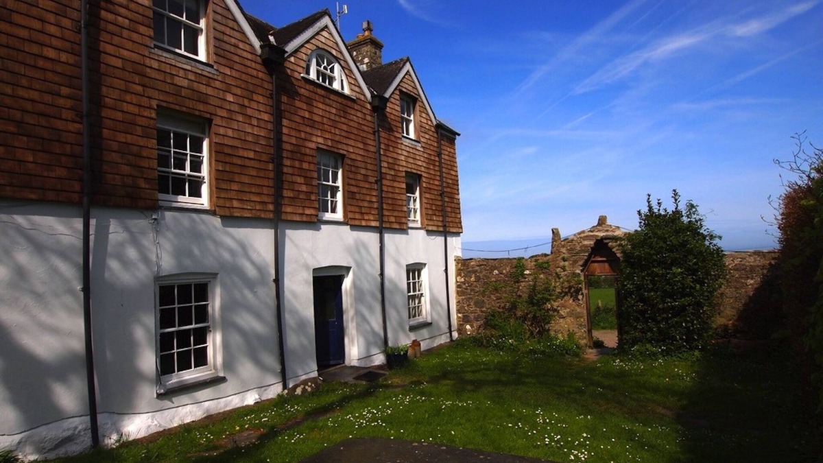 Newport House | 5 * Magnificent C18th Rectory sleeps 21 with Huge Garden, Games room and Hot Tub