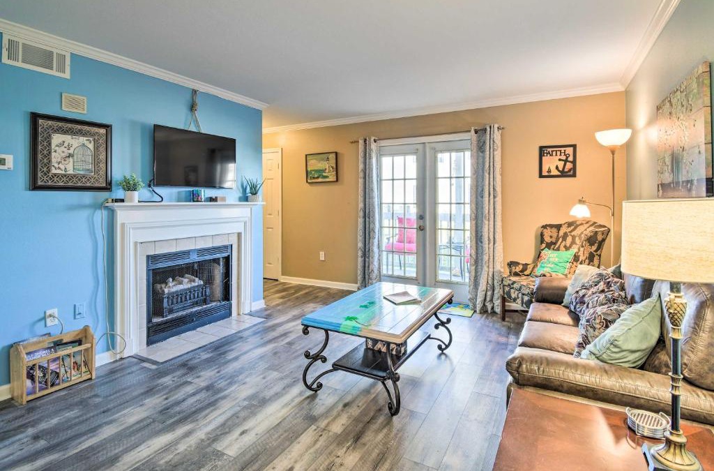 Gulf Shores Apartment | 5 Mi to Beach Gulf Shores Condo with Perks!