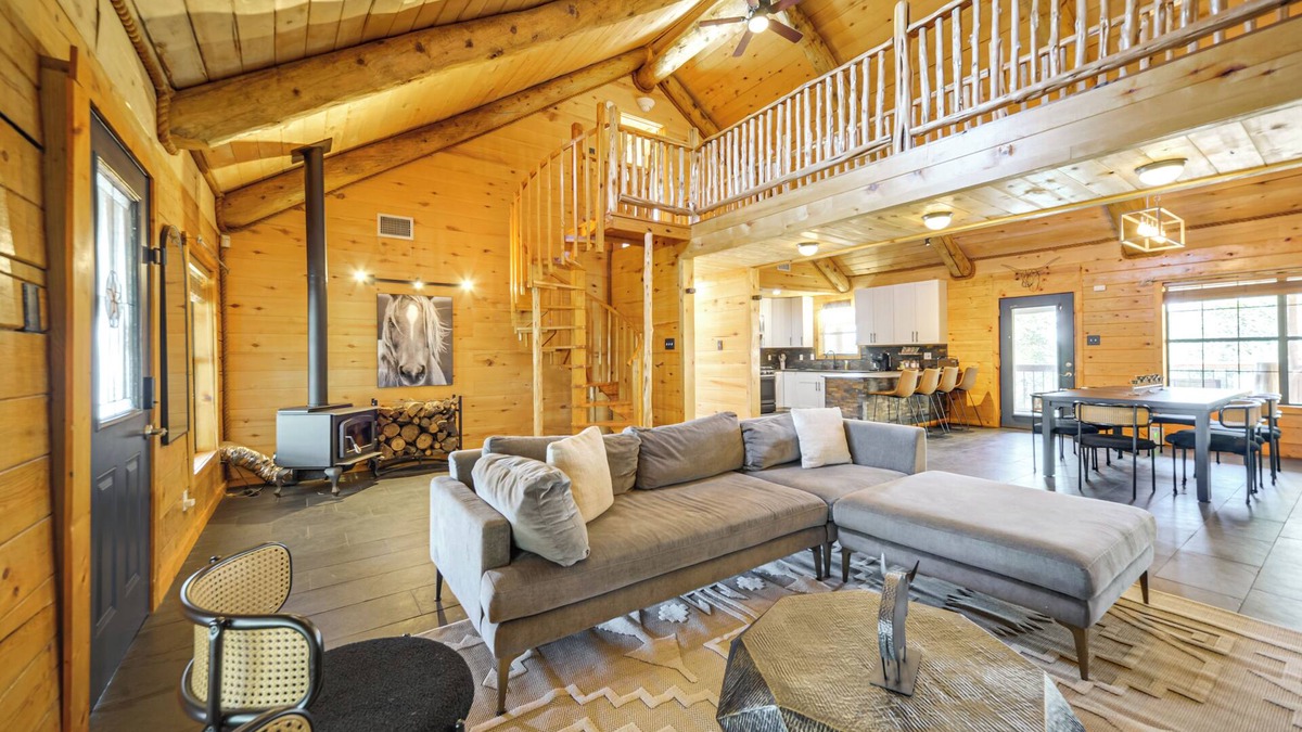 Dripping Springs Cabin | 5 Mi to Dtwn Dripping Springs: Cabin w/Jacuzzi!