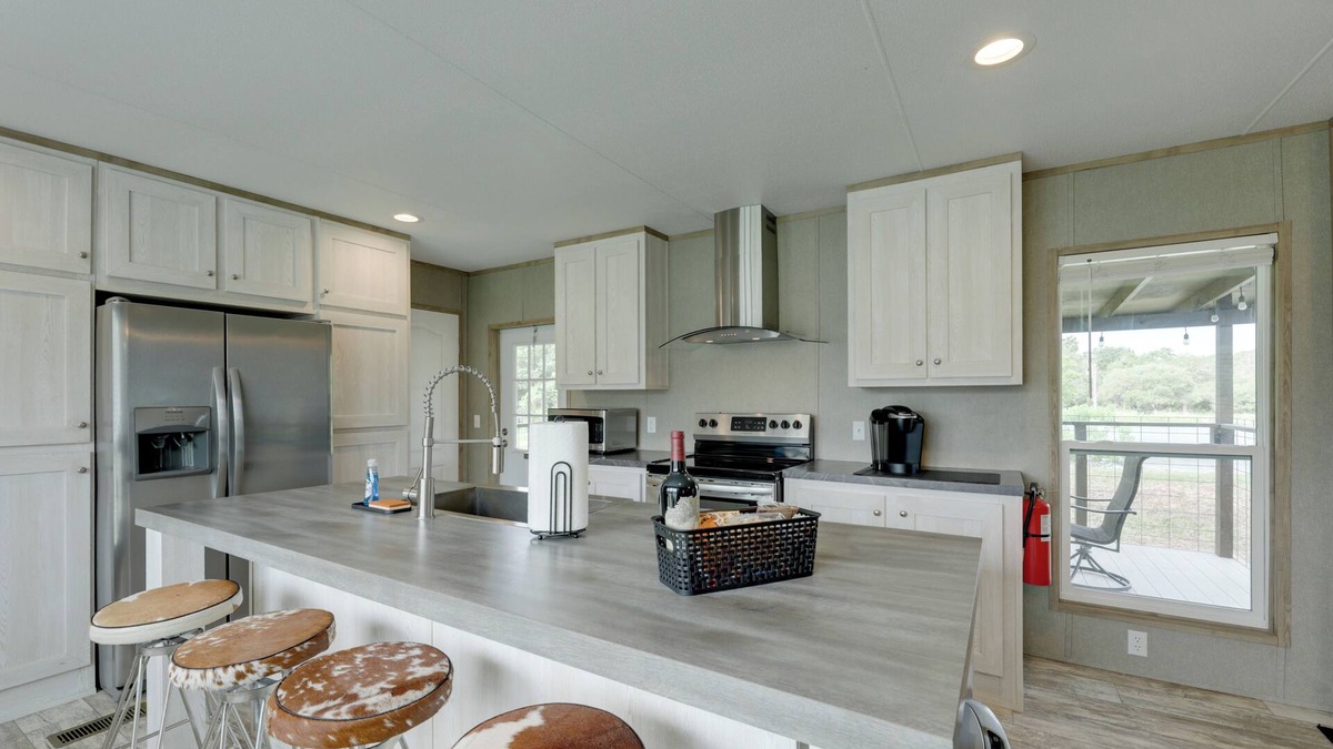 Sublime Cottage | 5 Mi to Splashway Waterpark: Cabin in Rock Island