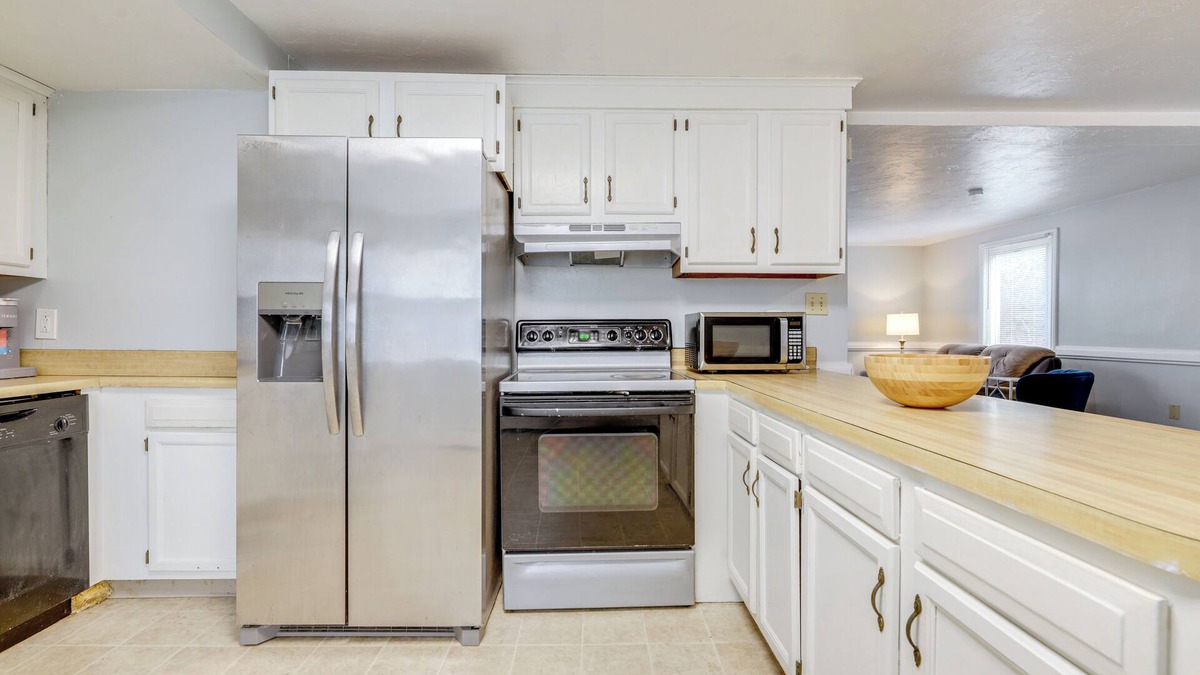 Auburn House | 5 Mi to to Downtown Worcester: Quiet Townhome