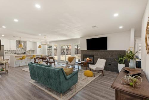 University Hills House | 5 Mi to UT Home with Outdoor Entertainment Area!