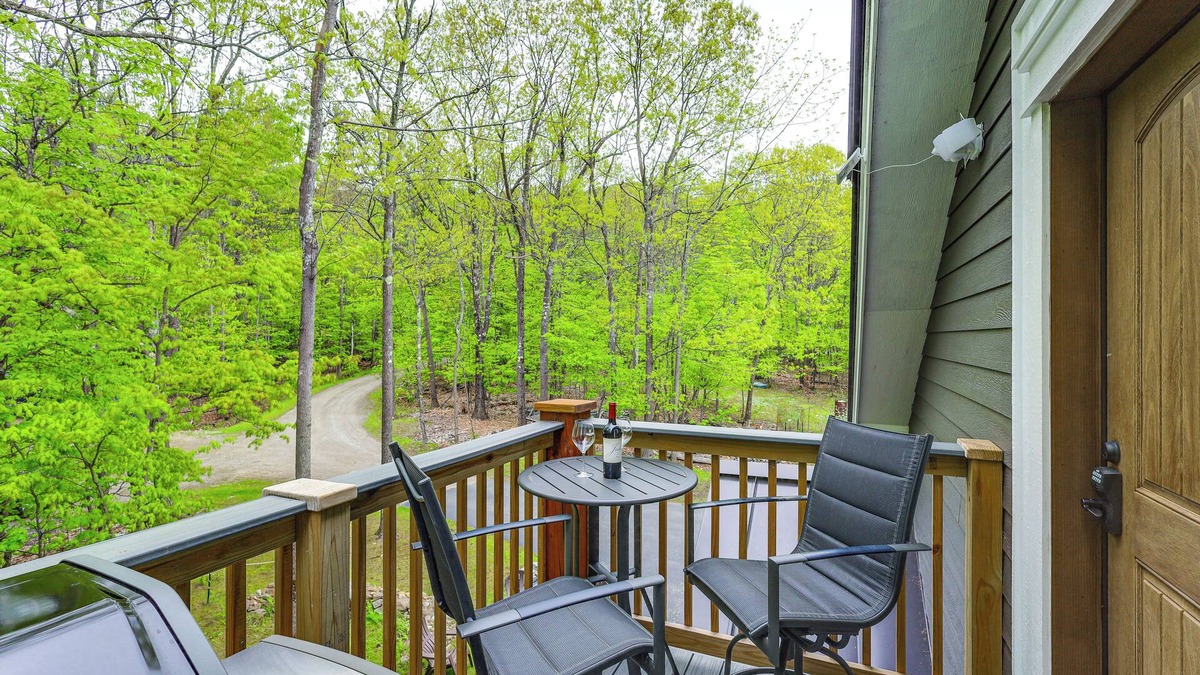 North Pole Apartment | < 5 Mi to Whiteface Mtn Resort: Cabin-Style Apt
