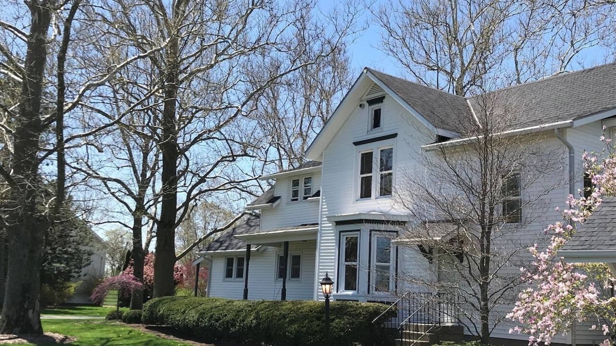 Sandusky Other | 5 miles from Lake Erie! Three bedroom, 2 bath, 2nd Floor Farmhouse