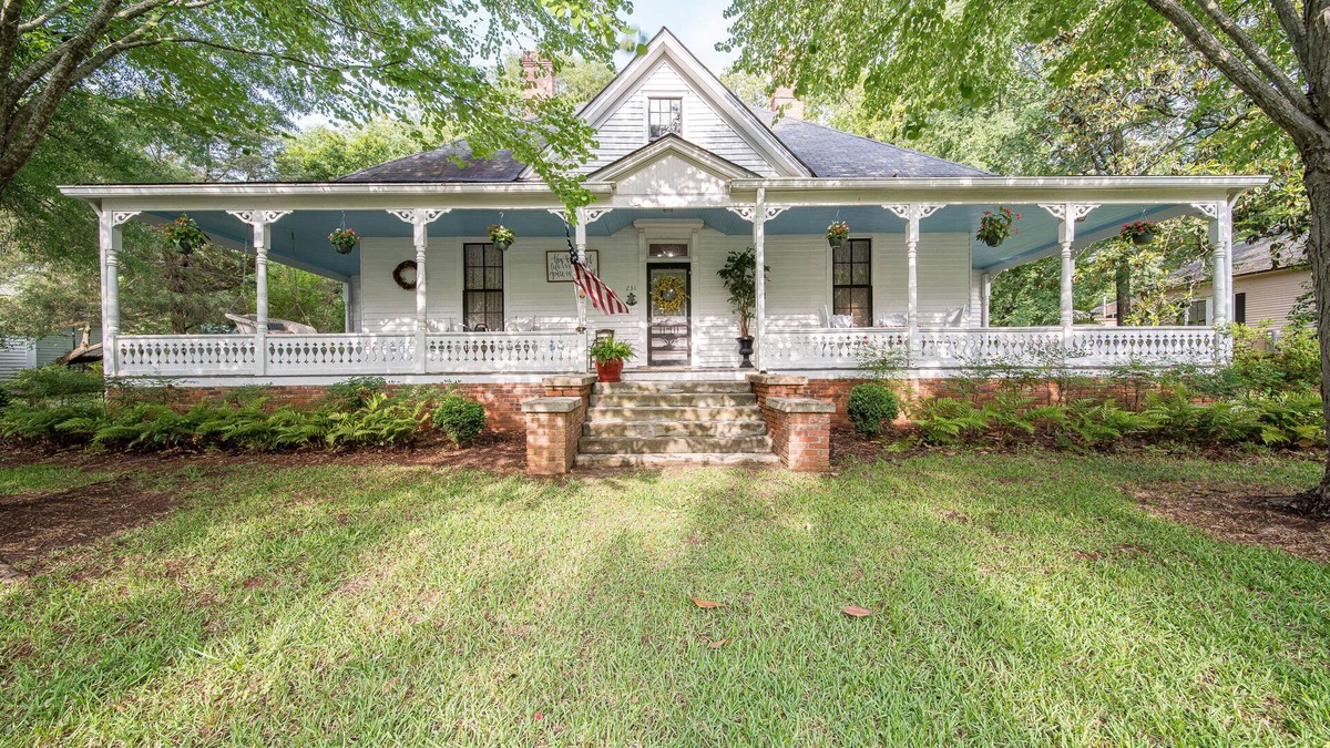 Hamilton House | 5 Miles to Callaway Gardens and walking distance to shops and restaurants.