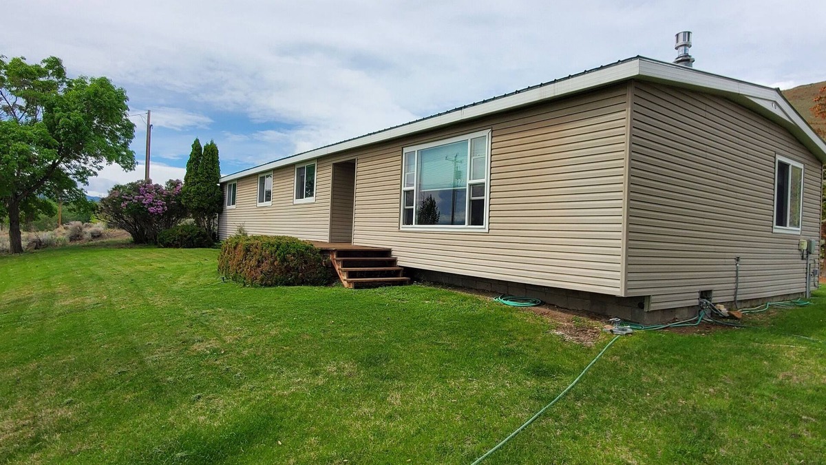 Custer County House | 5 min from town, clean, comfortable, and quiet.