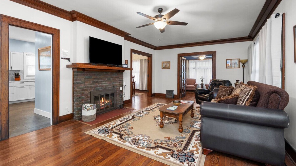 Davenport Apartment | 5 Min to DT *Beautiful 1923 Craftsman* 6 Beds+Desk