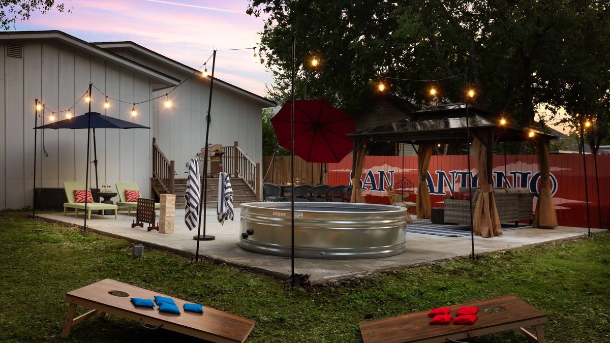 Denver Heights House | 5 Min to DT : Modern+Cowboy Pool + Outdoor Projector