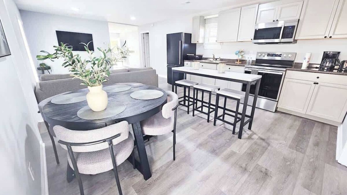 Burlington House | 5 Min to Elon | In Unit Washer + Dryer | Fast Wi-Fi