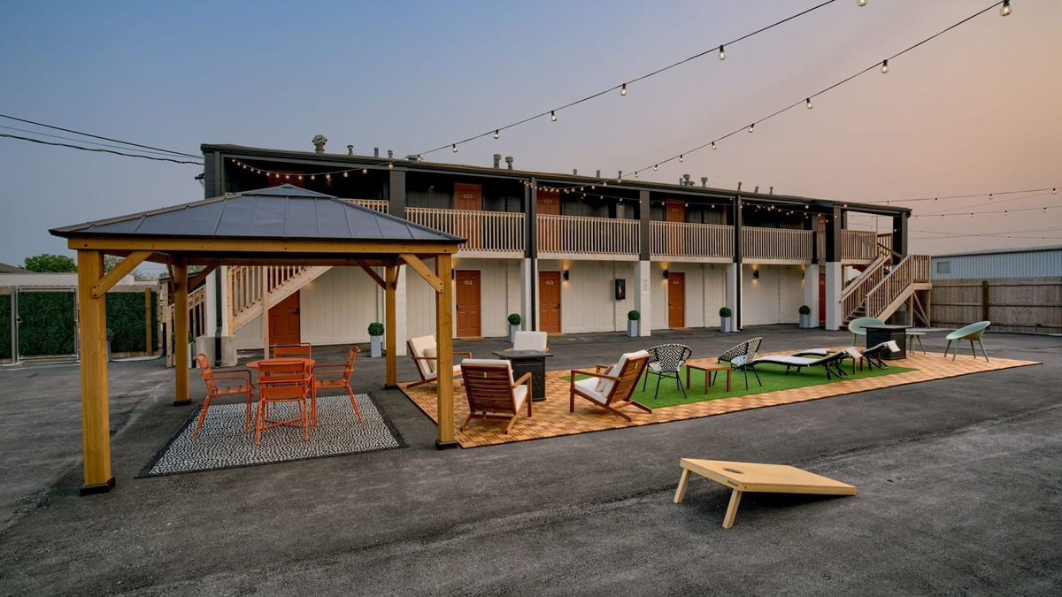 West Lincoln Hotel | 5 min. to Lincoln's top attractions. 2 Queens, WiFi, kitchenette & outdoor space