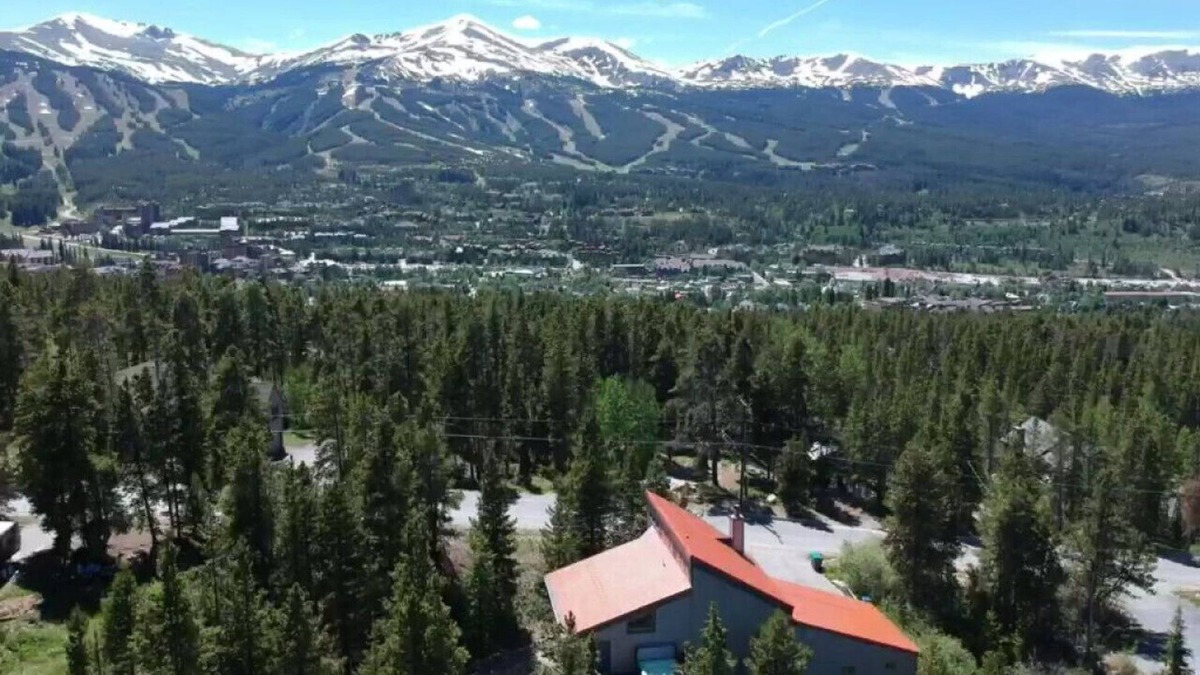 Breckenridge Heights House | 5 Min to Town, Hot Tub, Great 4 Groups, Games, Updated Kitchen