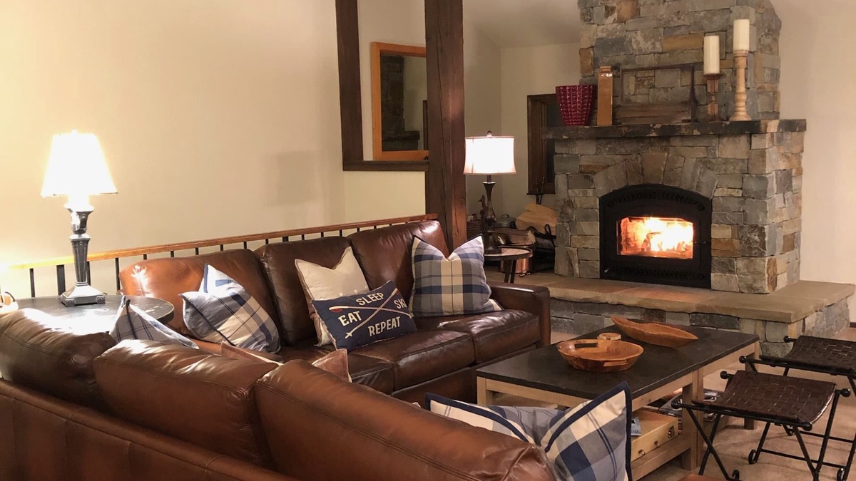 Mammoth Lakes Condo | 5 Min to Village to Ski Dine Shop BIke - Free Ski Locker at Canyon Lodge. Bus 81