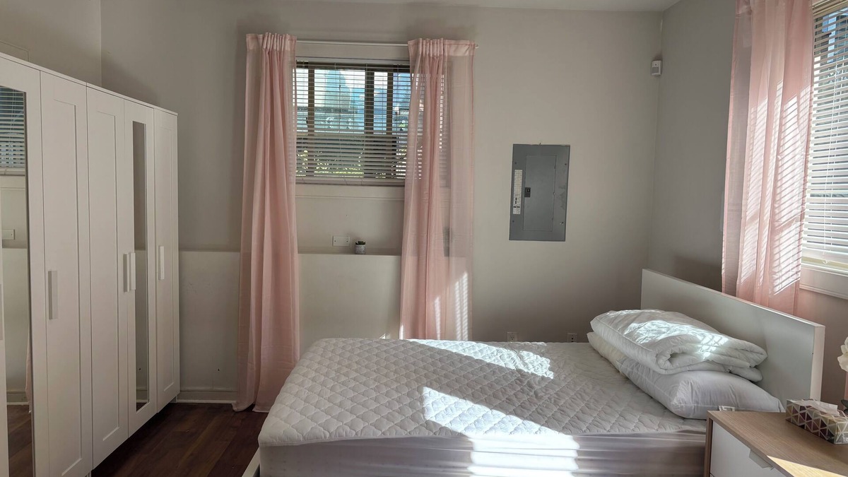 Hollyburn House | 5 min walk to beach- Independent Bedroom with Private Full Bathroom and Entrance