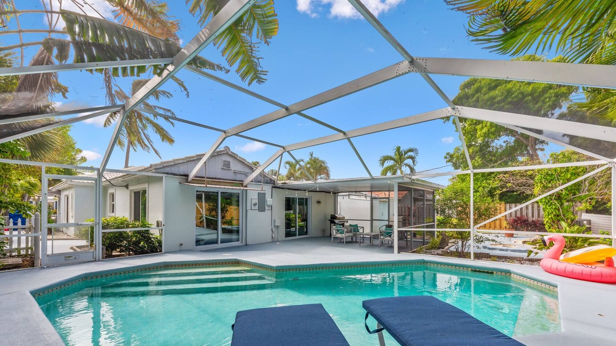 Singer Island Villa | 5 min Walk to Beach ~ Pool ~ Beach Chairs
