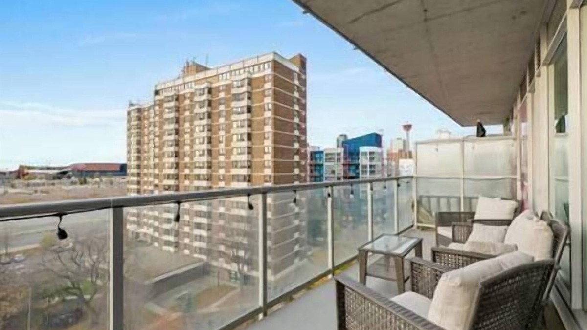 East Village Apartment | 5 min walk to Stampede | 2BR | AC | UG Parking