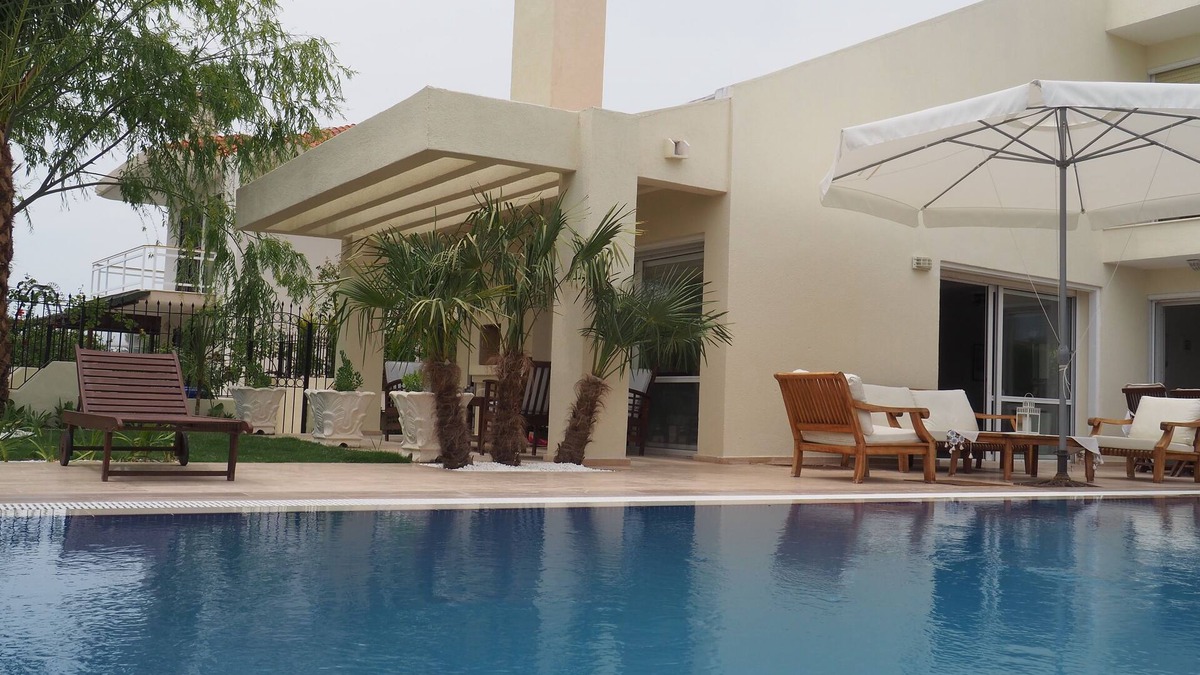 Alacati Villa | 5 min walking distance from Cesme "Ilica Beach" Cozy vila with pool.