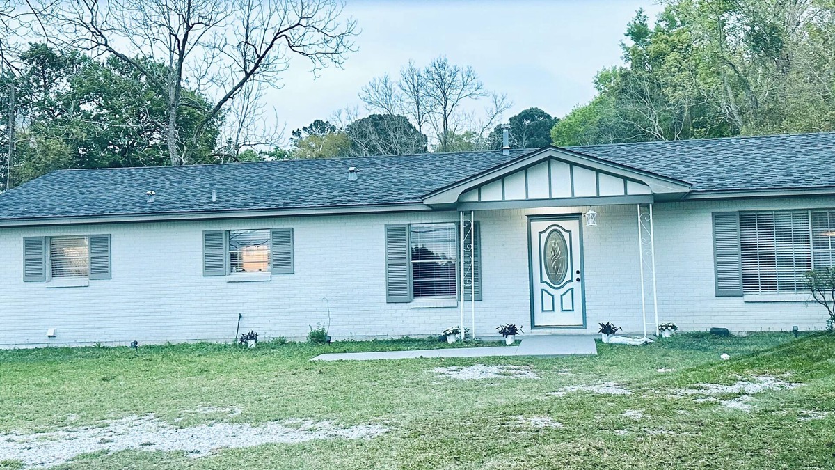 Saint Elmo House | 5 mins from I-10 ,4 bedrooms and very spacious private 2400 sq ft home.