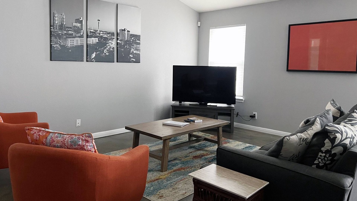 West San Antonio House | 5 mins or less to Sea World! BMT Family Getaway, BBQ & firepit! 3b/2bth