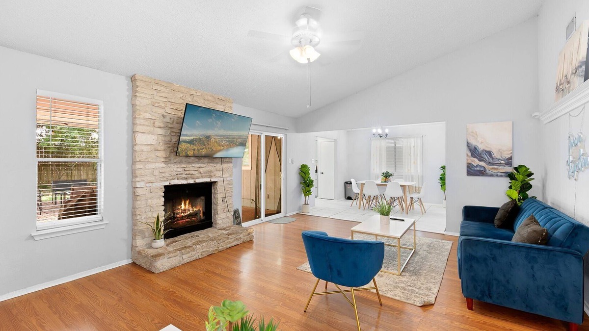 Milwood House | 5 mins to Apple, The Domain & Q2 - Games Room - Ping Pong - Large Backyard