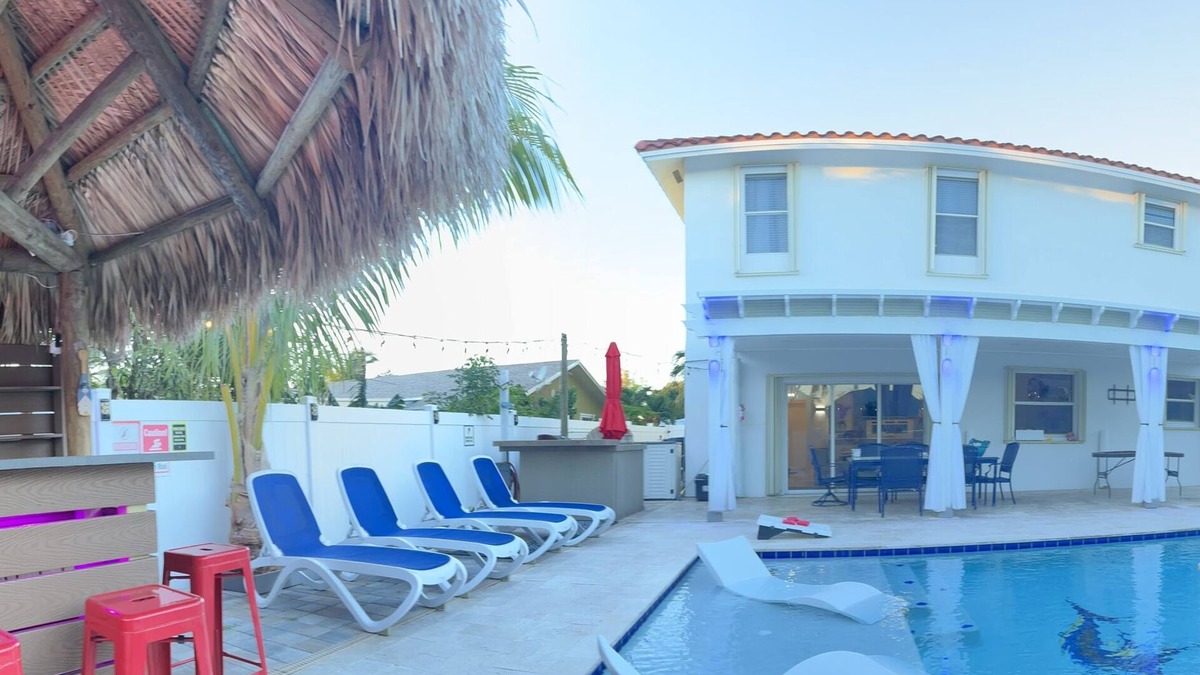 Boynton Beach House | 5 Mins to beach; 5BD, 4.5BA, Heated pool, Jacuzzi, Mini Golf, Tiki Huts.