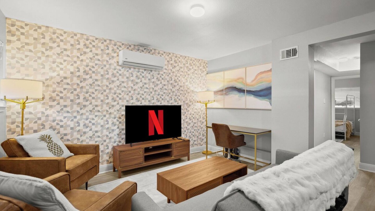 Hyde Park Apartment | 5 Mins to DT-500Mbps WiFi-Parking-W/D-KingBed-TV!