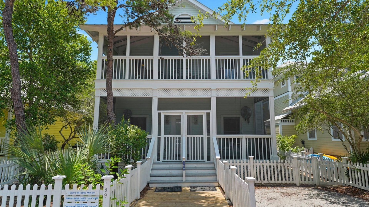 Seaside House | 5 Mins to Seaside Beach, Prime Location, Amazing Porches + 2 Adult Bikes!