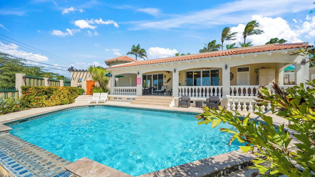 Boegoeroei House | 5-minute drive to Eagle Beach! Private pool!