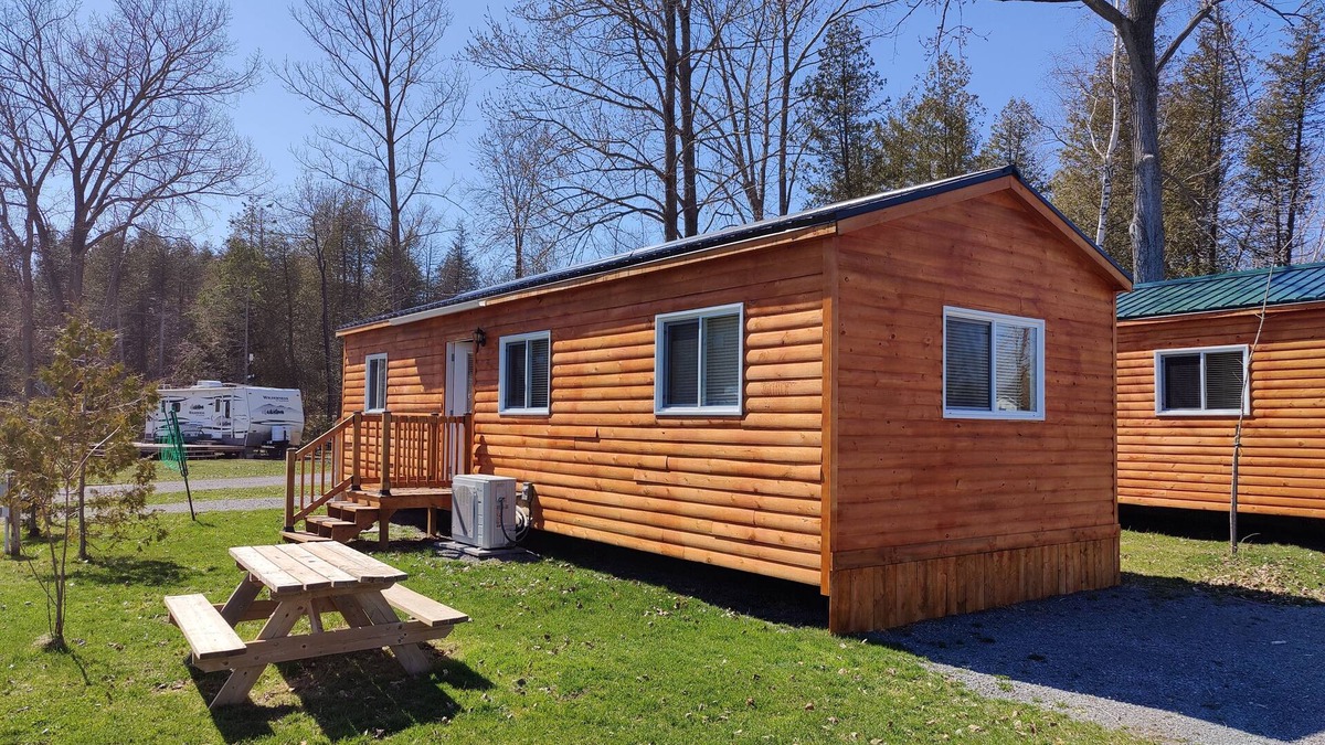 Picton Cabin | 5 minute walk to Sandbanks Beach! In the heart Prince Edward County