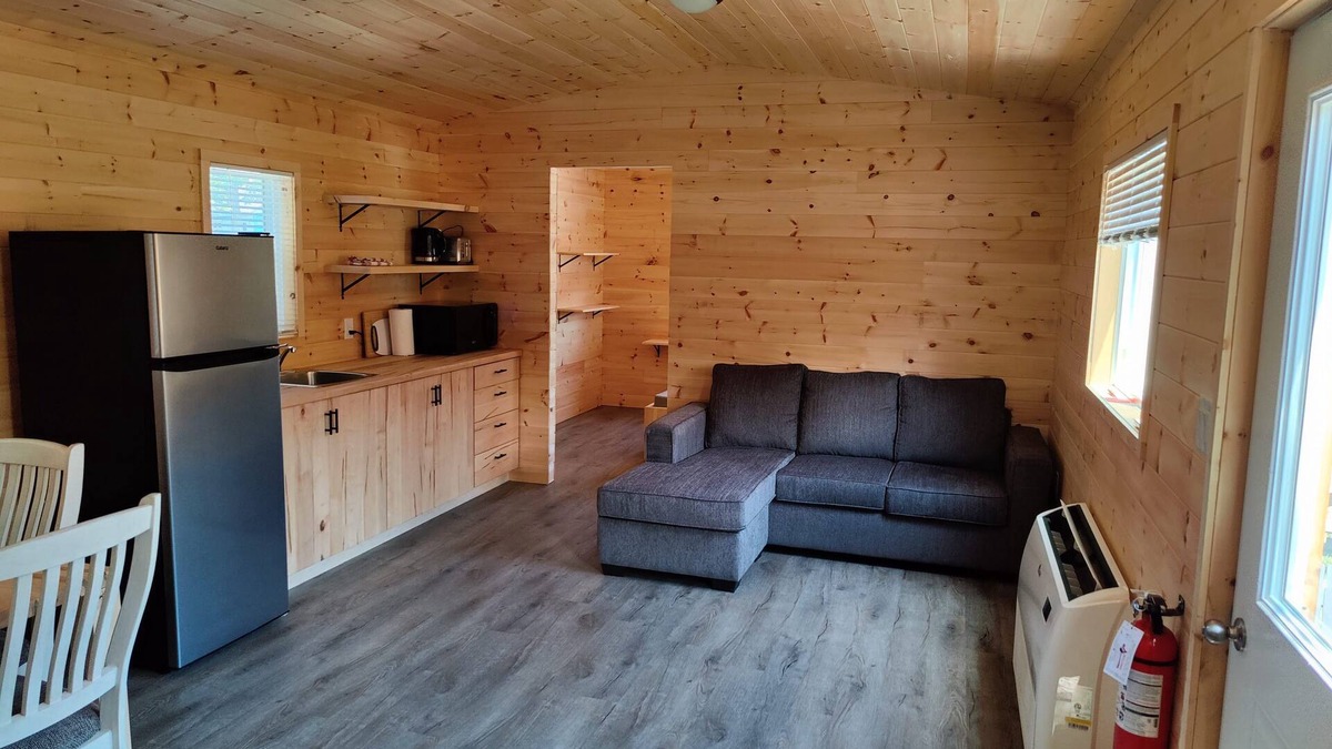 Picton Cabin | 5 minute walk to Sandbanks Beach! In the heart Prince Edward County