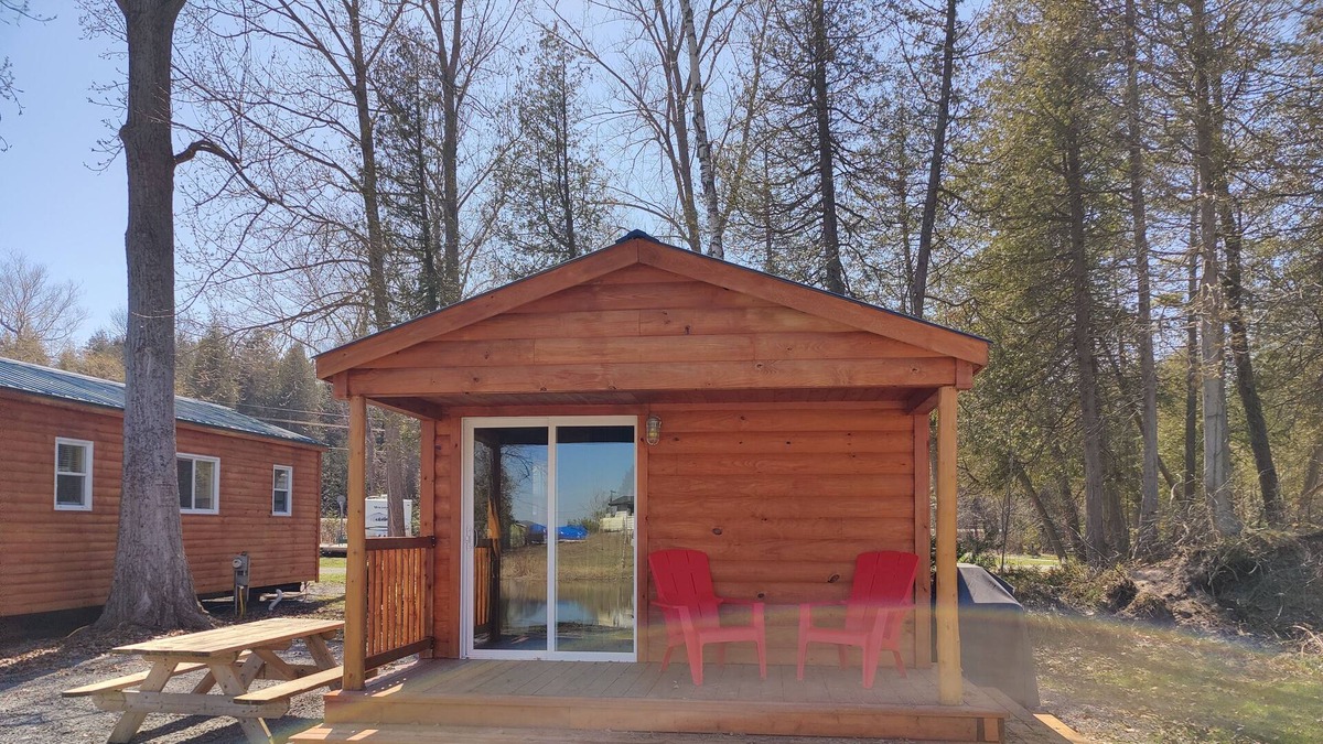 Picton Cabin | 5 minute walk to Sandbanks Beach! In the heart Prince Edward County