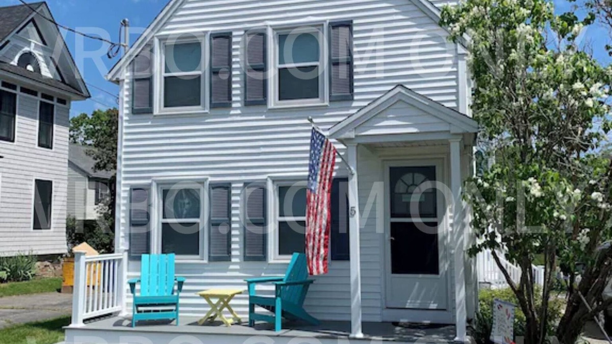 York Beach House | 5 minute walk to Short Sands beach and downtown from your vacation home!