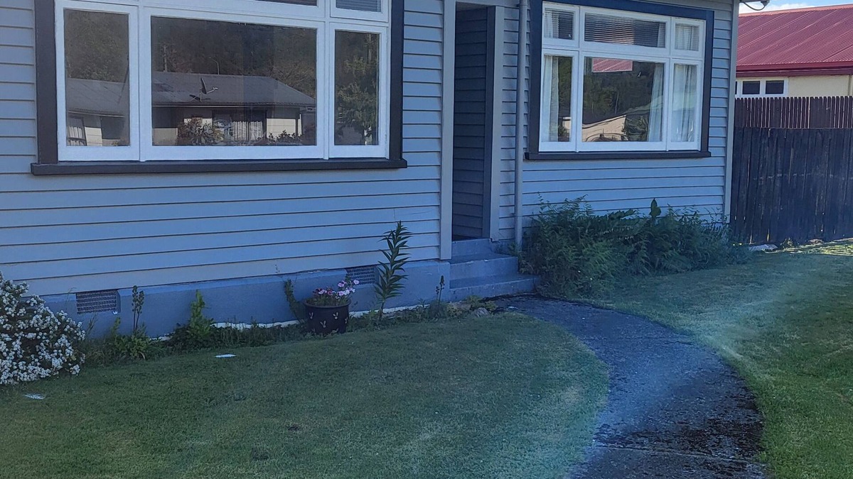 Reefton House | 5 minute walk to town