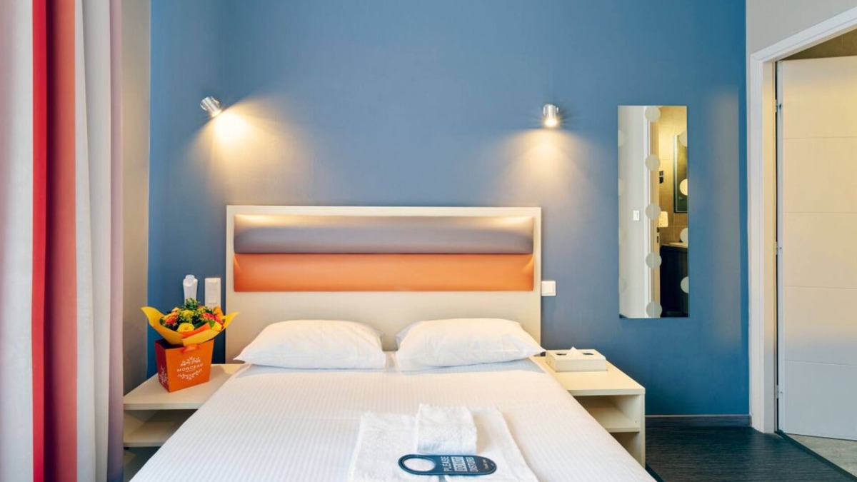 Contades Hotel | 5 Minutes by Foot Away From The National University Library! Pets Are Welcome!