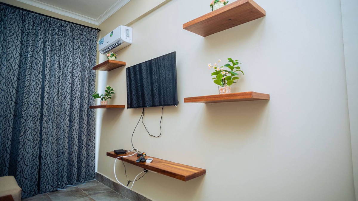 Dar es Salaam Apartment | 5 minutes drive to the beach! 1 BR unit with free Wi-Fi, 24hr security